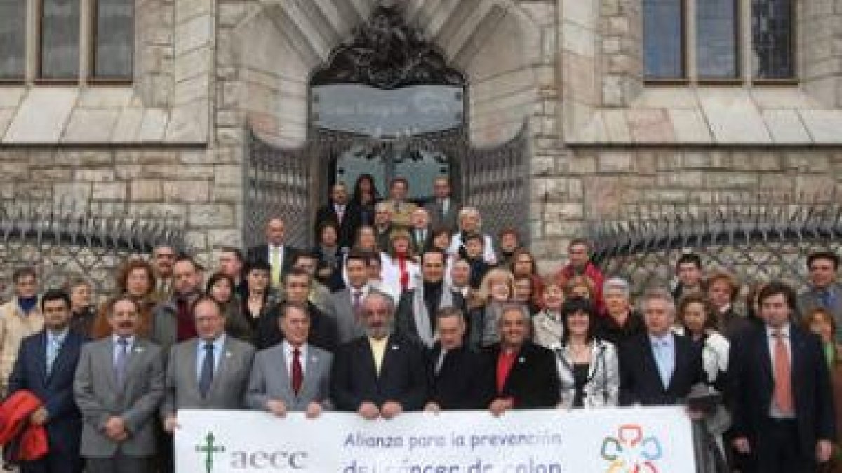 Todos los participantes en el acto posaron en la escalera de Botines