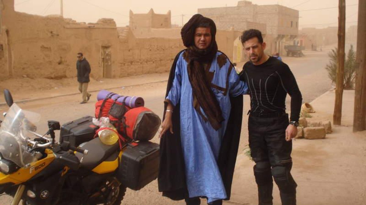 Óscar Fernández, a la derecha, en uno de sus múltiples viajes a lomos de su moto con el propósito de vivir nuevas aventuras por los lugares más dificultosos en cuanto a pilotaje.