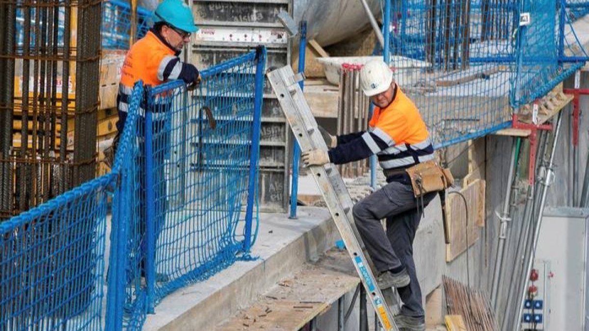 La construcción es uno de los sectores más afectados en León por la falta de trabajadores cualificados. JAVIER CEBOLLADA