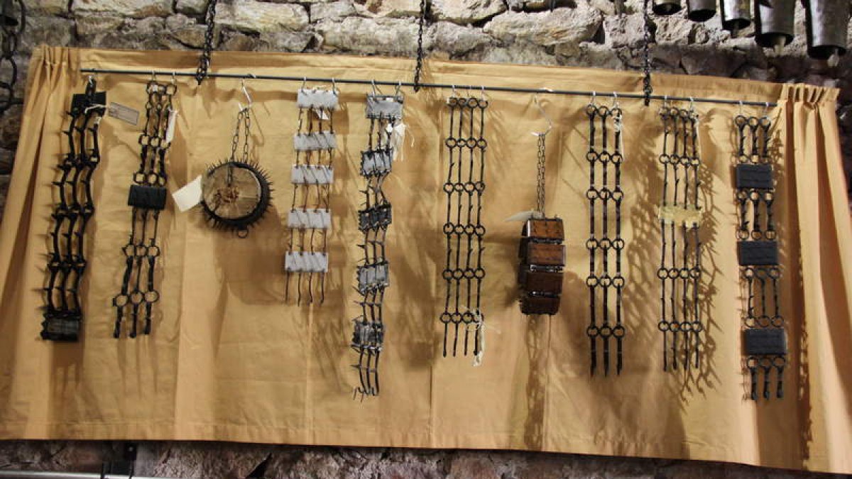Algunas de las carrancas o carlancas expuestas durante todo el verano en Torre de Babia.