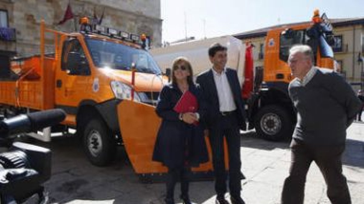 Isabel Carrasco y Jaime González, con los nuevos vehículos.