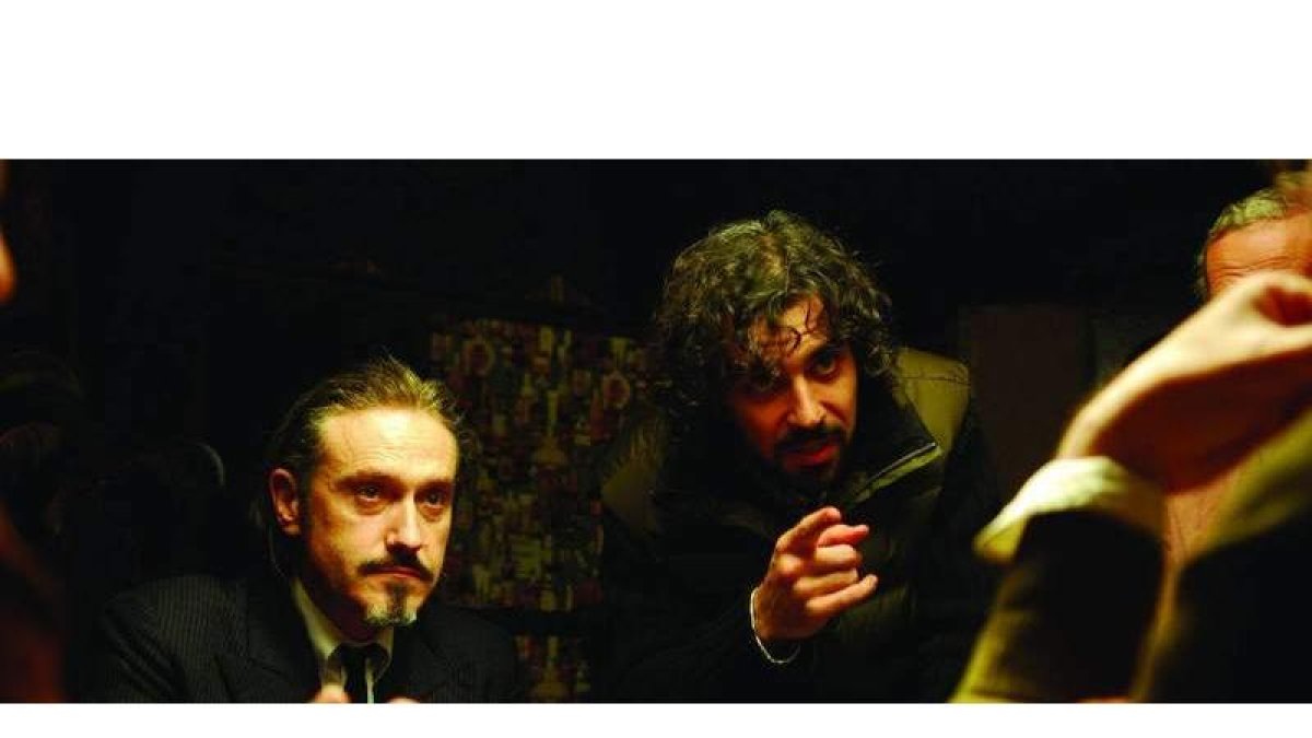 El actor Gary Piquer (iquierda), que en la foto aparece en una escena de ‘Mal día para pescar’, encarnará a Sherlock Holmes.
