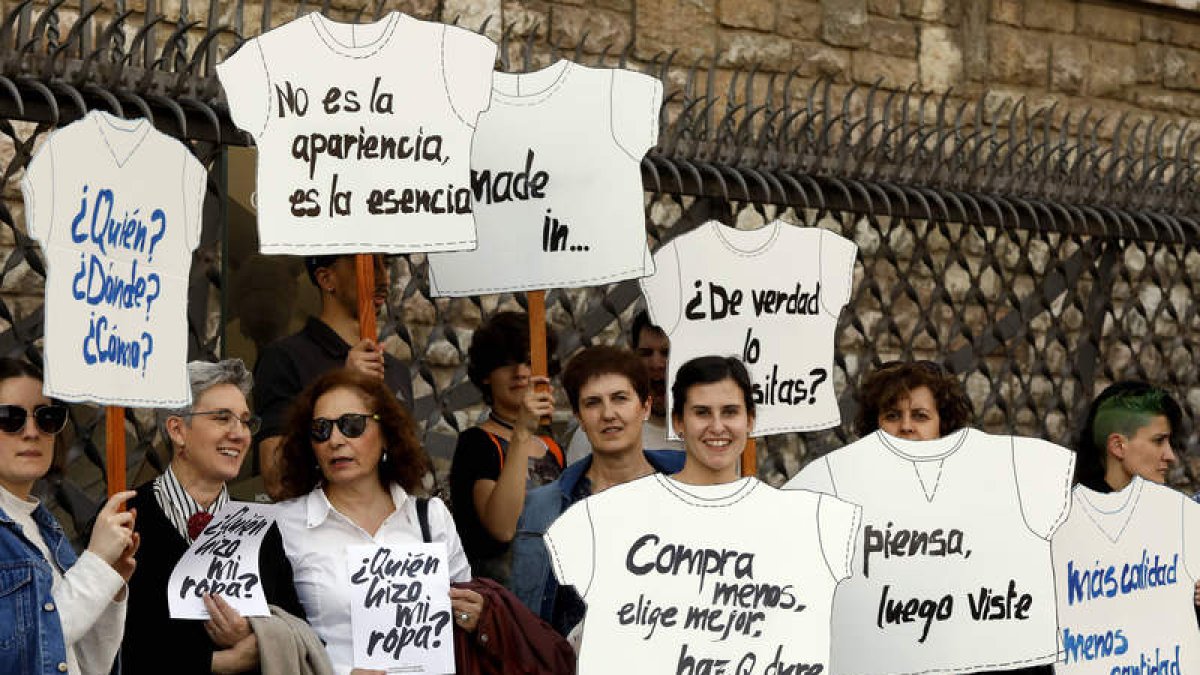 La concentración ayer en la plaza de Botines abrió los actos que se desarrollan esta semana dentro de la Fashion Revolution. MARCIANO