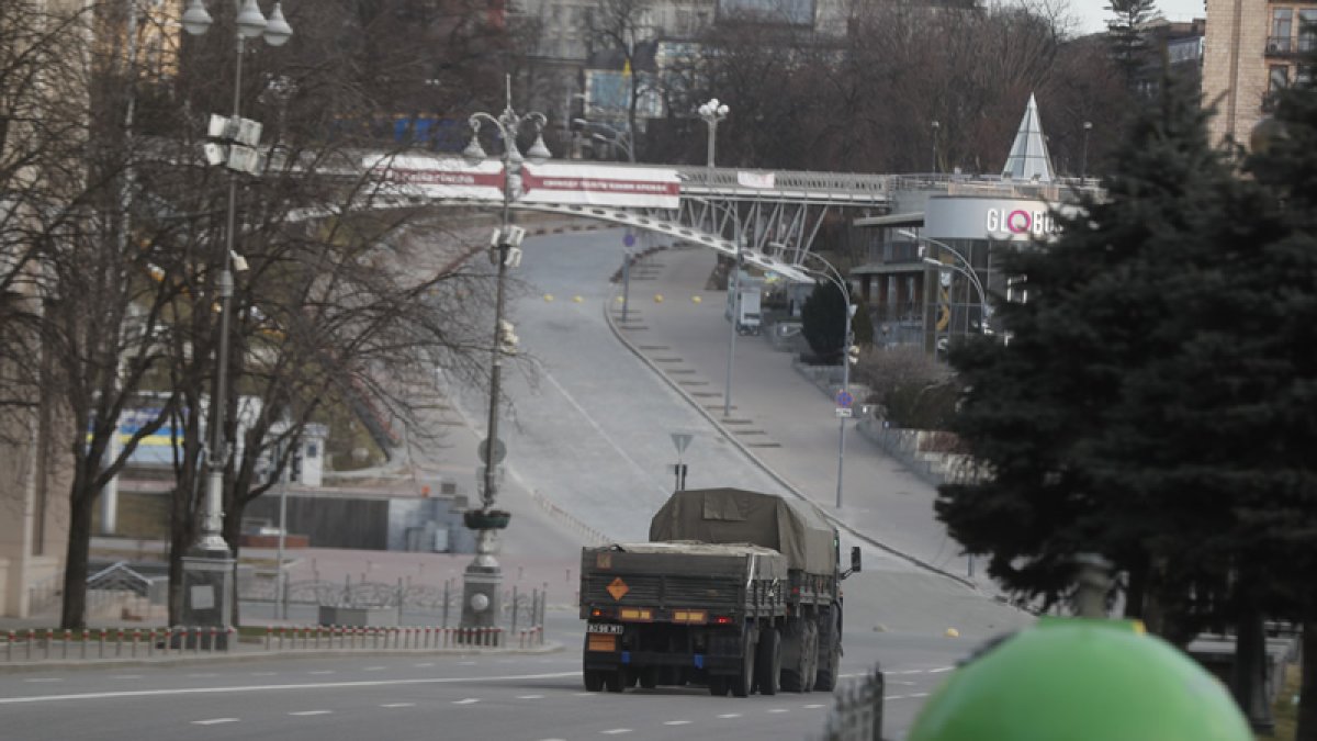 Una vista general de la Plaza de la Independencia vacía en Kiev. ZURAB KURTSSIKIDZE / EFE