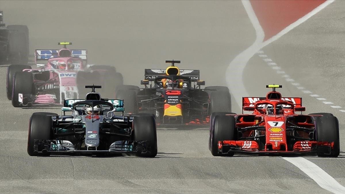 Instante en que Raikkonen adelanta con su Ferrari al Mercedes de Hamilton.