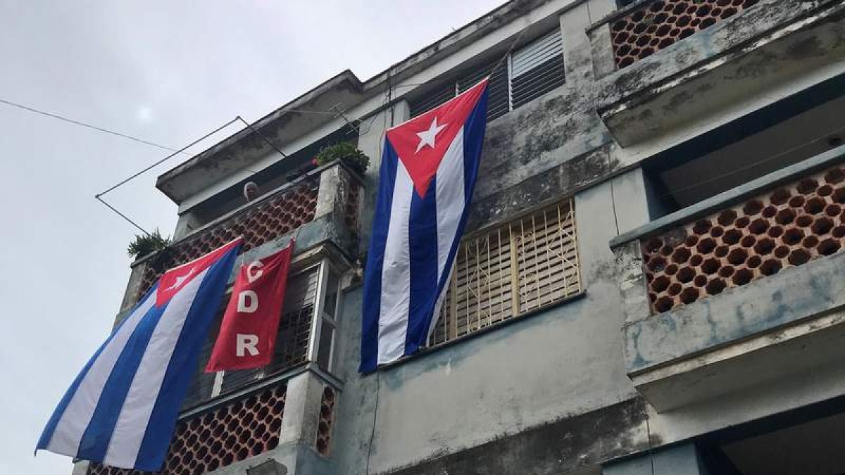 Banderas cubanas colgadas en la casa del líder de la protesta. EFE