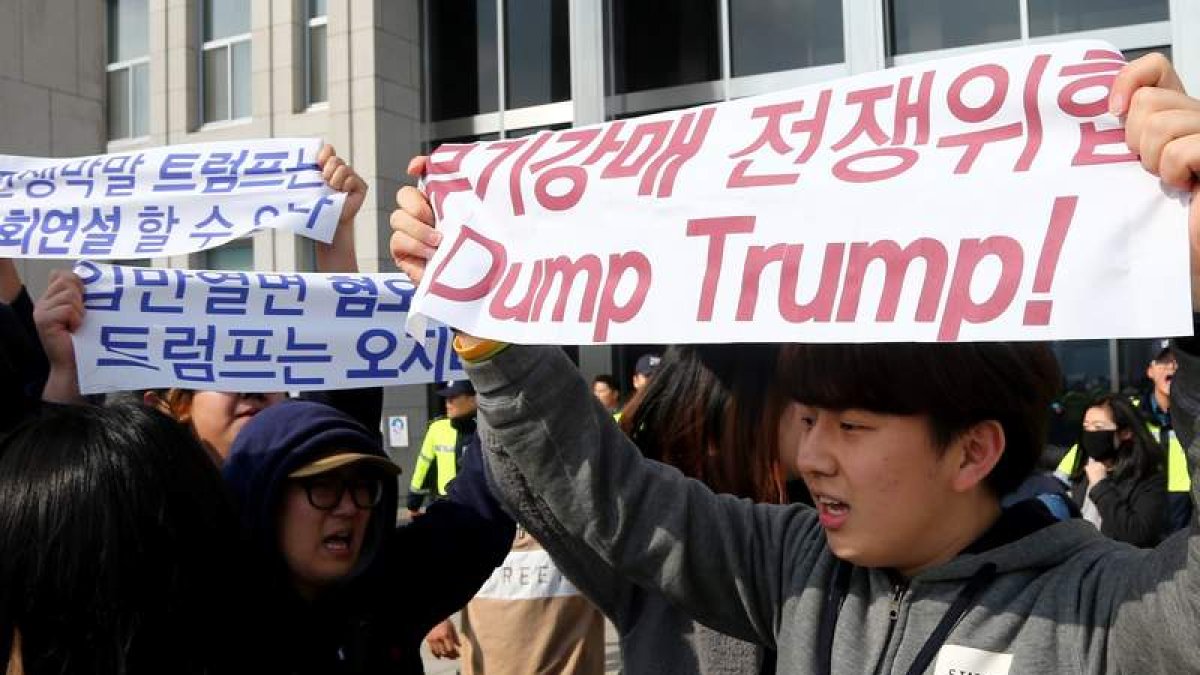 Estudiantes protestan en Seúl contra la visita de Trump. Y. JI-WOONG