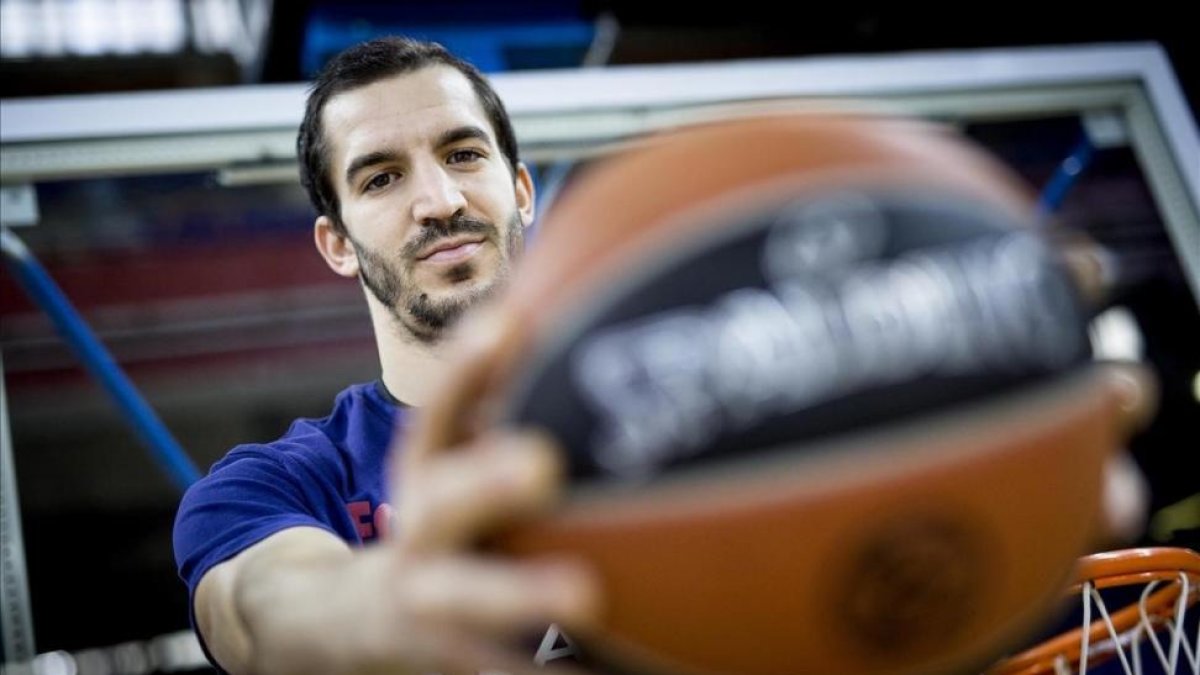 Pau Ribas posa con un balón en el Palau Blaugrana