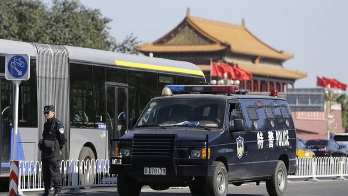 La policía monta guardia en la entrada de la plaza de Tiananmen.