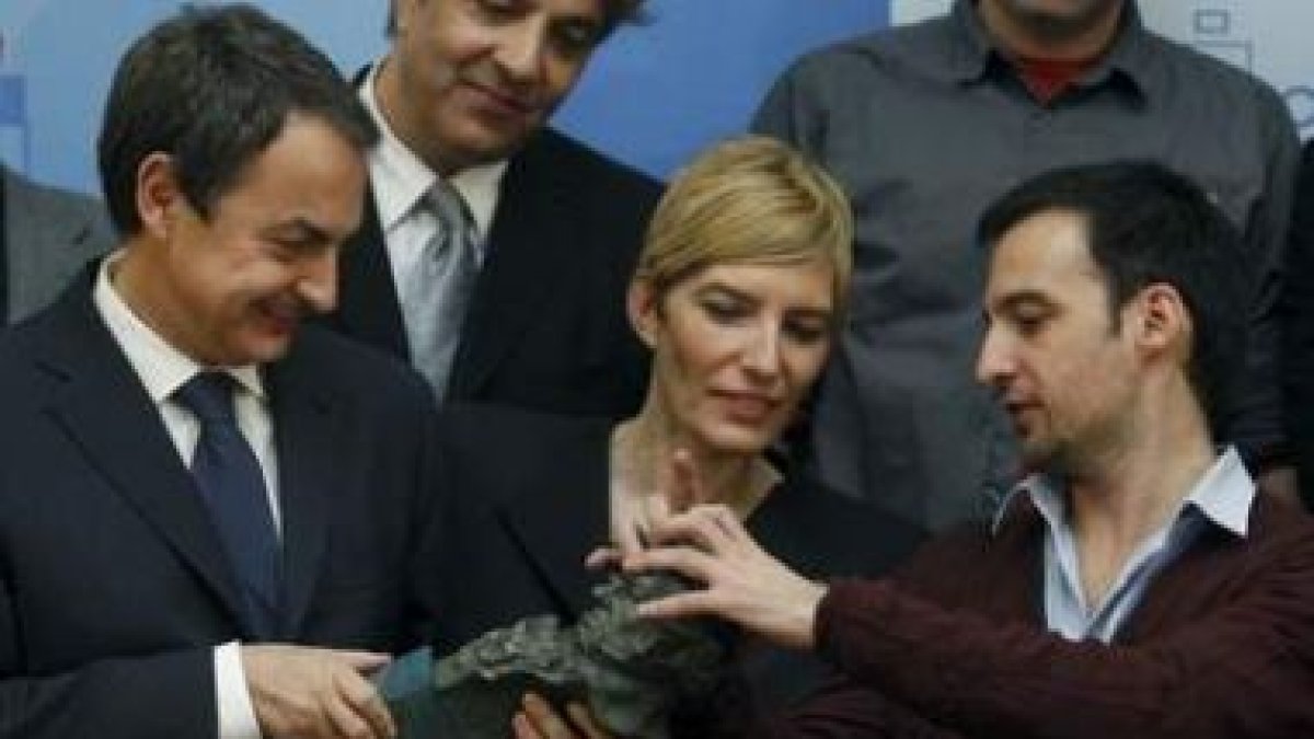 Zapatero y su esposa, Sonsoles Espinosa, contemplan el Goya de Amenábar.