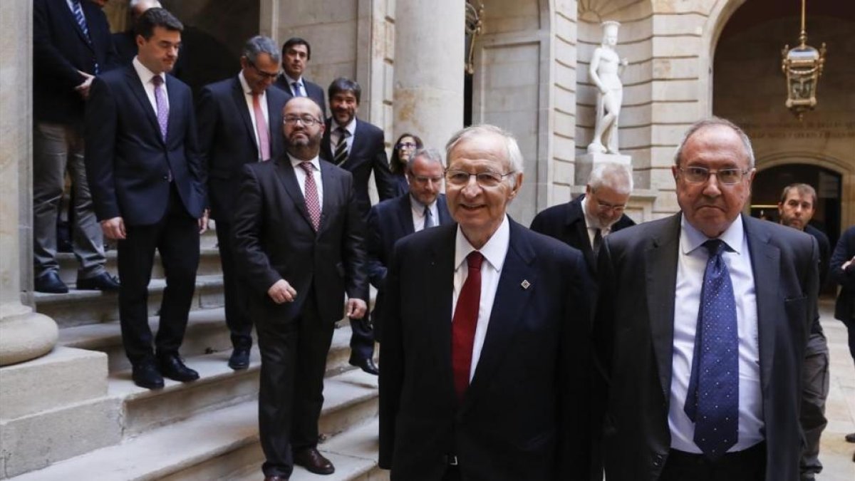 Bonet, derecha, con el presidente de la Cambra, Miquel Valls.