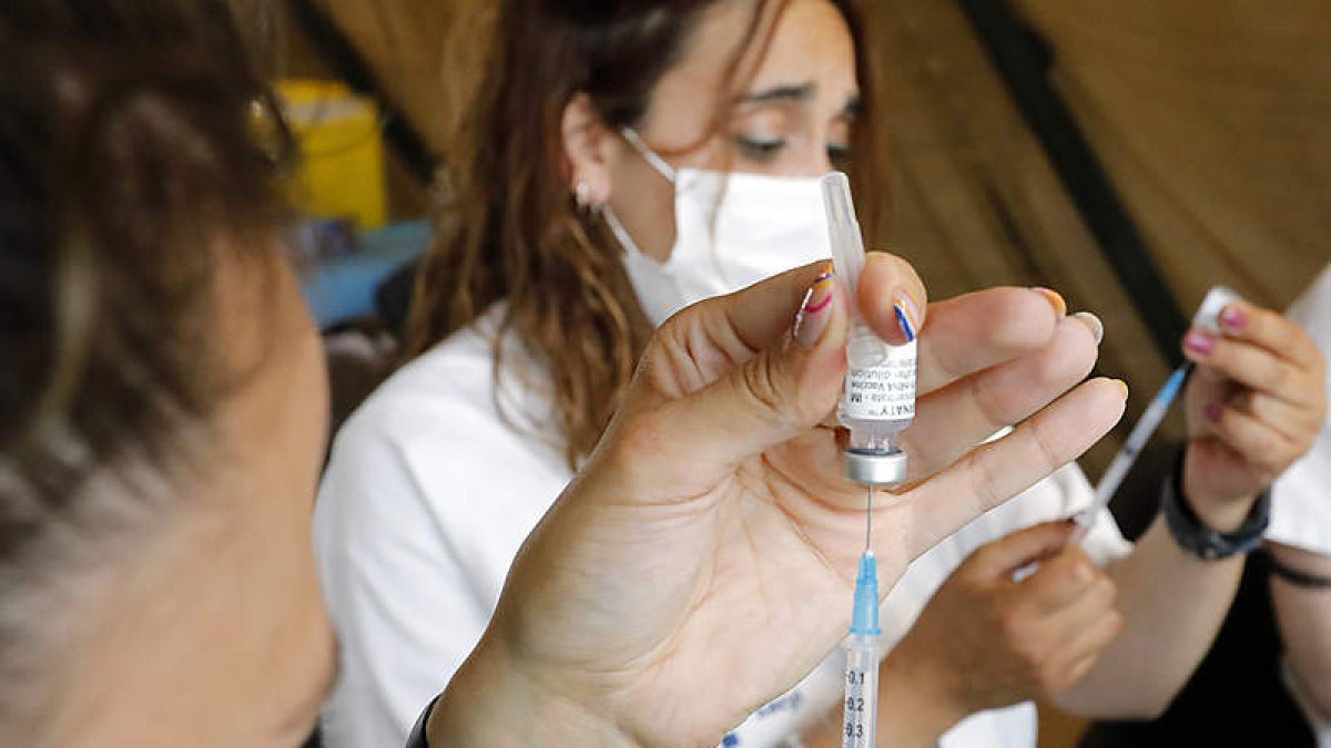 Efectivos de vacunación de Atención Primaria preparan dosis de vacunas. MARCIANO PÉREZ
