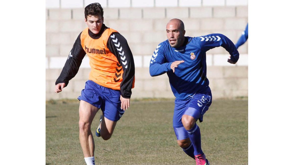 Valdés, a la derecha, cumplirá su tercer partido de sanción.