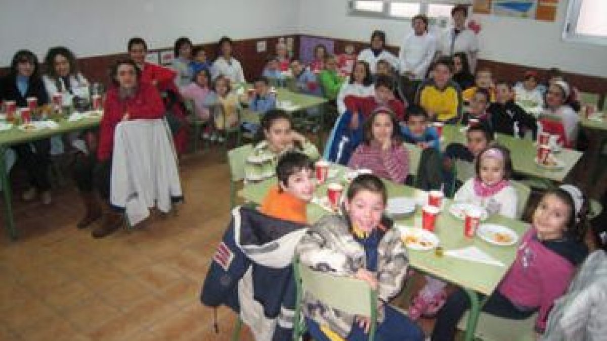 Los alumnos disfrutan del desayuno junto a sus profesores en el comedor del colegio