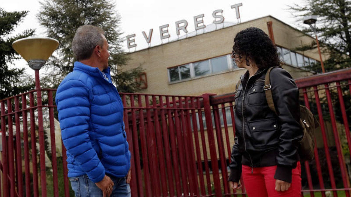 Daniel Huerga y Andrea Bautista, ayer, a las puertas de la fábrica de Everest en el polígono de Trobajo del Camino