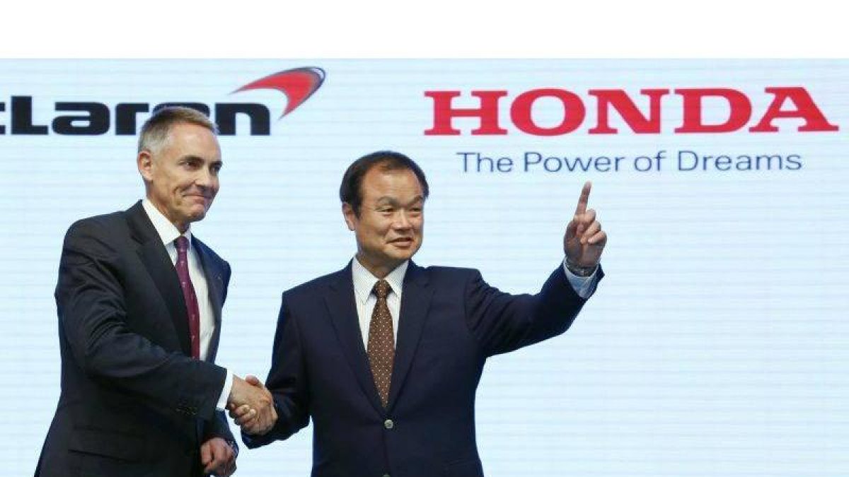 El presidente y director general de Honda Motor Co., Takanobu Ito, estrecha la mano al director de McLaren, el británico Martin Whitmarsh.