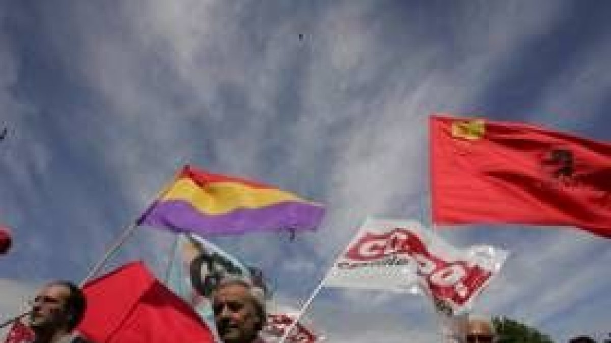 Banderas republicanas, sindicales y comunistas ondean en la marcha