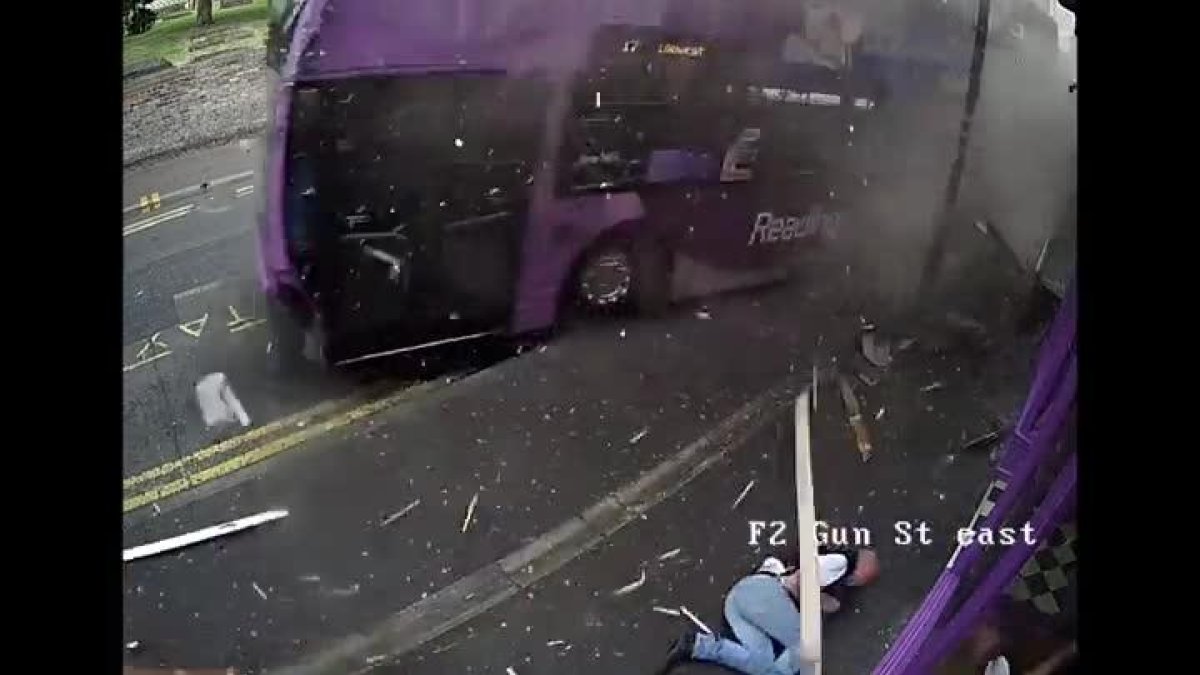 Video grabado por una cámara de seguridad cercana en el que se ve como un autobús arrolla a Simon Smith.
