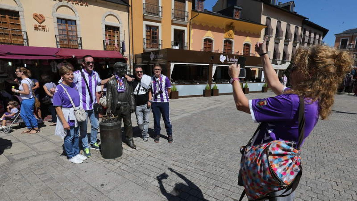 Imagen de archivo de aficionados del Valladolid aprovechando para hacer turismo. L. DE LA MATA
