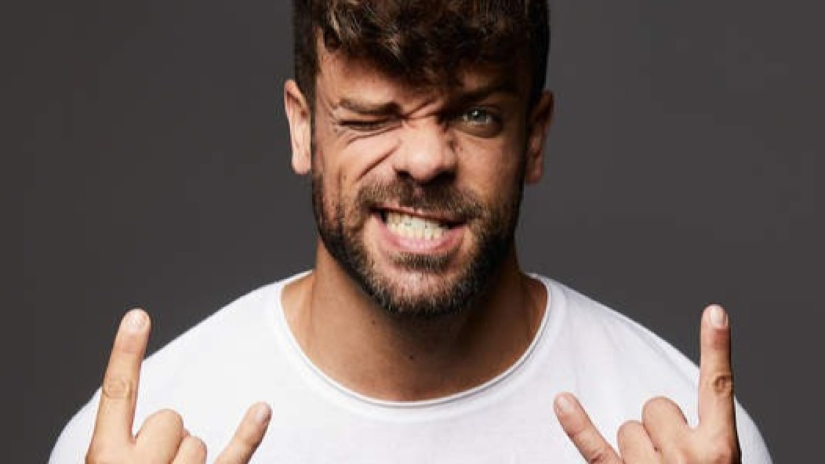 Ricky Merino vendrá a León en abril con el musical ‘Ghost’. En la imagen inferior, junto a Cristina Llorente, en una de las escenas míticas del musical. DL