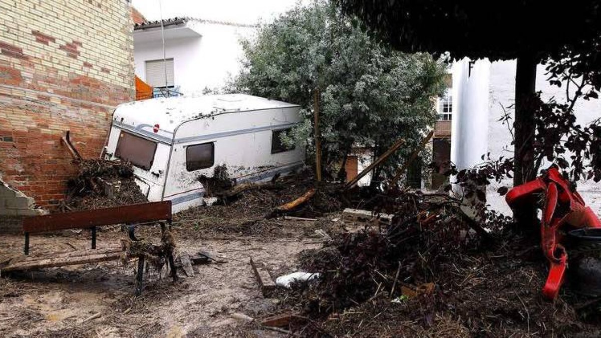 Vista ayer de una de las calles afectadas por la riada en Villanueva del Trabuco, Málaga.