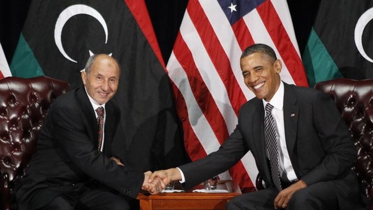El presidente del Consejo Nacional de Transición libio, Mustafá Abdul Jalil, con Barack Obama, el martes en Nueva York.