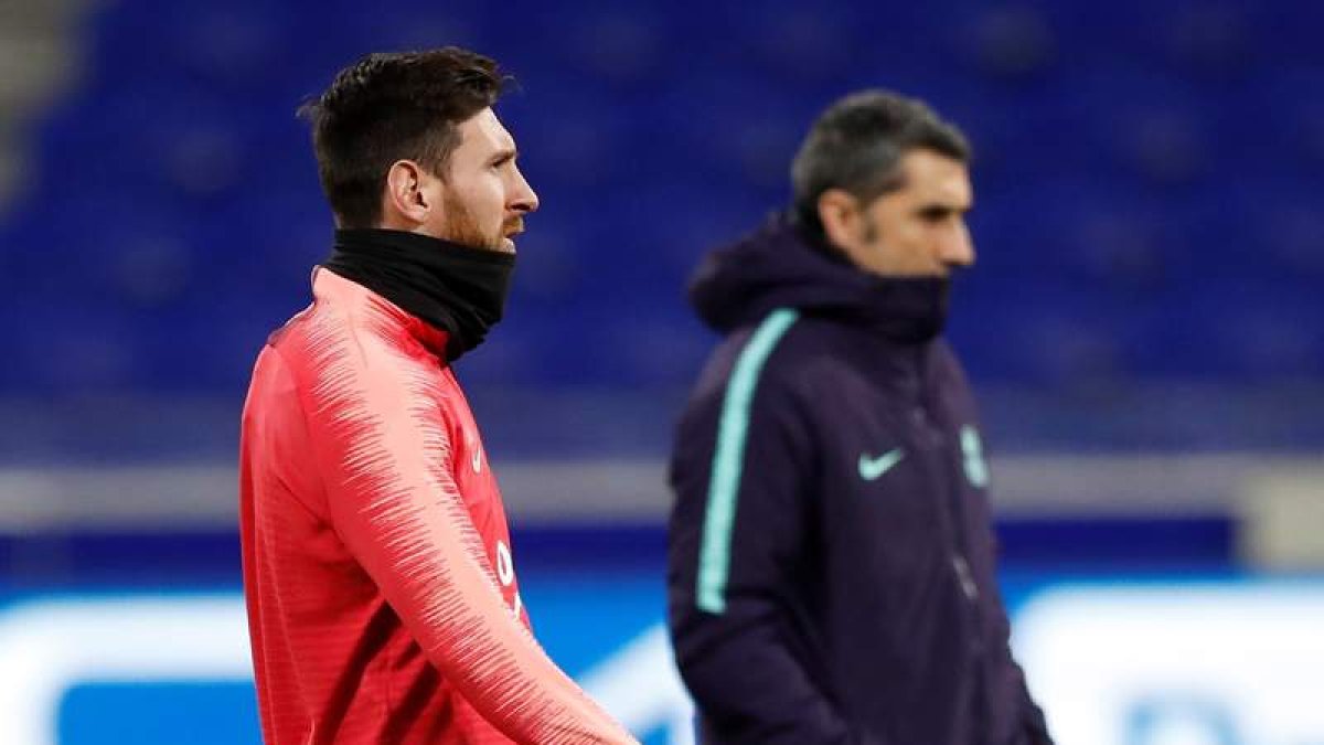 Messi y Valverde, en el entrenamiento previo. GUILLAUME HORCAJUELO