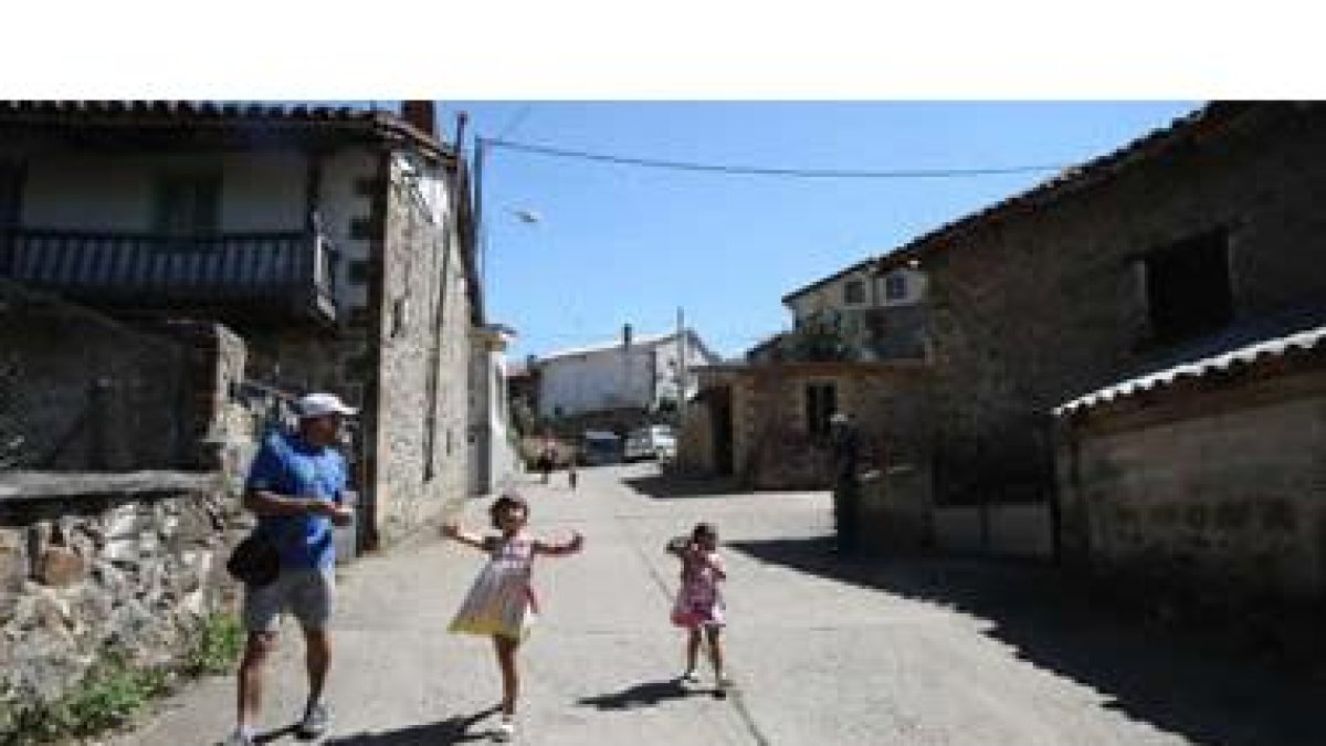 Las calles de los pueblos ya empiezan a llenarse de la alegría de los niños, en la imagen Prioro, hi