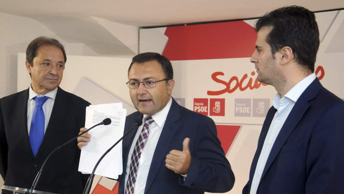 Miguel Ángel Heredia, junto a  Luis Tudanca y Juan Luis Gordo, ayer, en rueda de prensa en Segovia.
