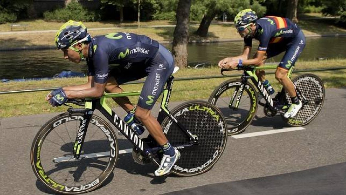 Nairo Quintana y Alejandro Valverde se preparan para la contrarreloj inicial del Tour, en Utrecht.