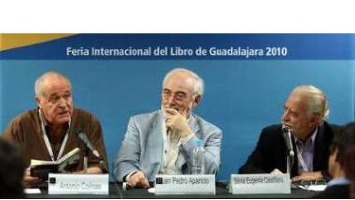 De izquierda a derecha, pese a los carteles, Alfonso García, Aparicio y José María Merino