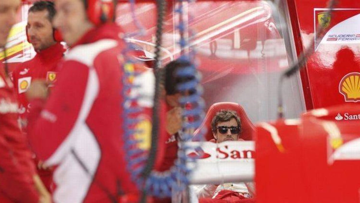Fernando Alonso, espera en su Ferrari su participación en los ensayos en el Gran Premio de Corea, este viernes.