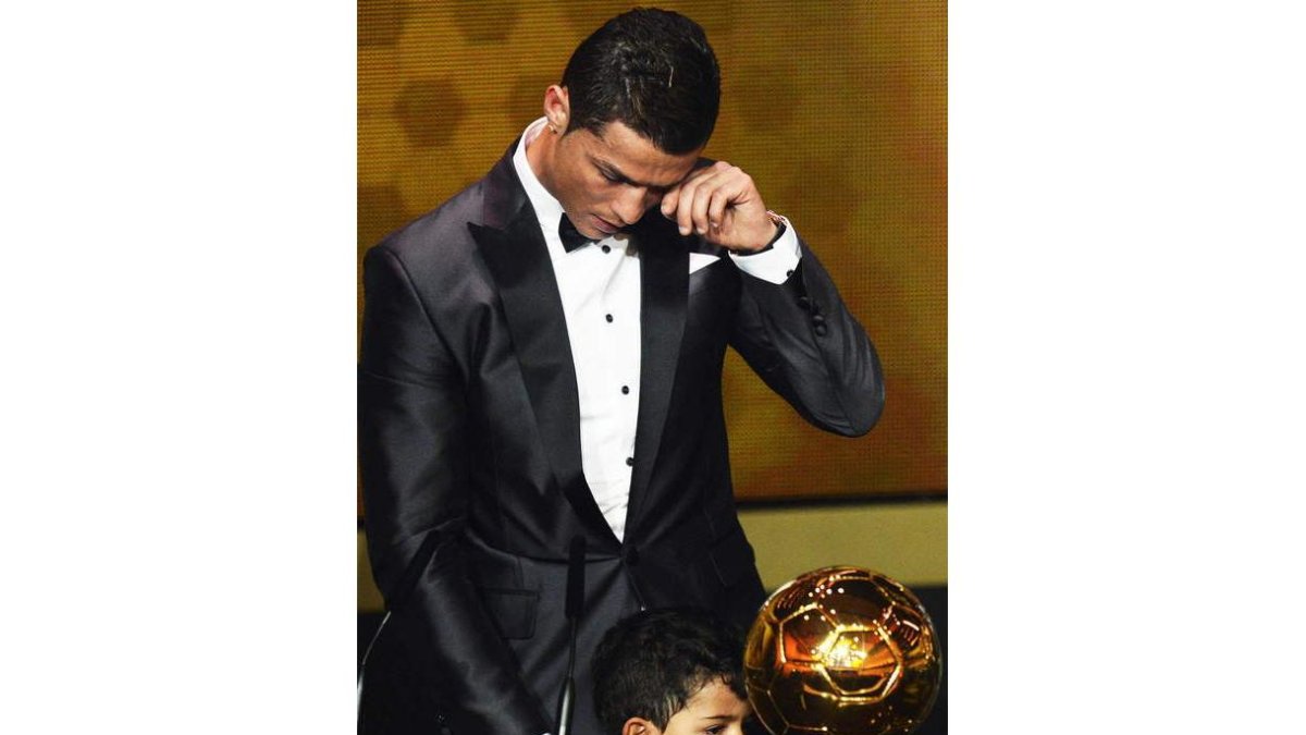 Cristiano Ronaldo, junto a su hijo, no pudo contener las lágrimas cuando recibió el Balón de Oro.