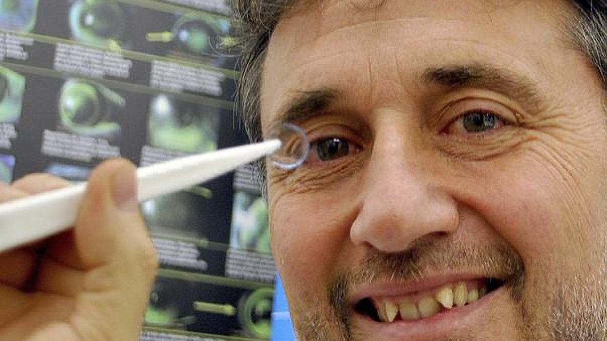 El investigador Jaume Pauné ha presentado una innovadora lente de contacto que frena la progresión de la miopía en un 43%.
