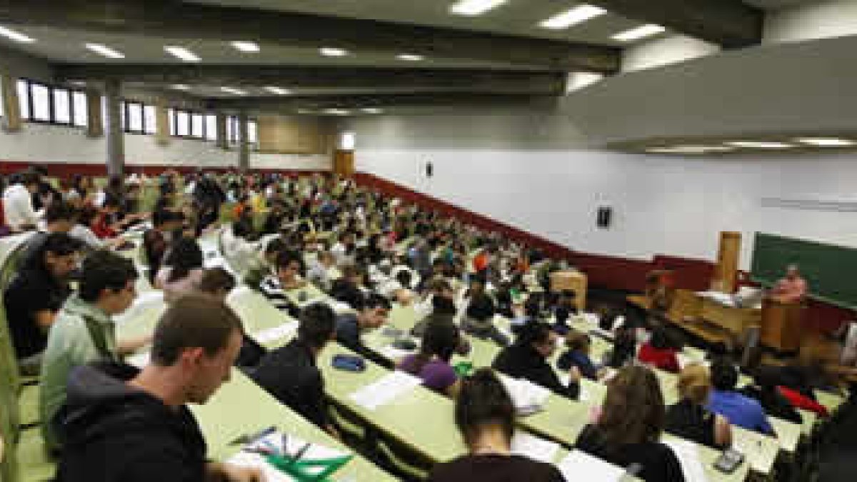 Alumnos de la Universidad de León asistiendo a una de sus clases.