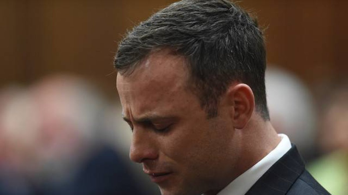 Oscar Pistorius rompe a llorar mientras la jueza lee el veredict en Pretoria, Sudáfrica.