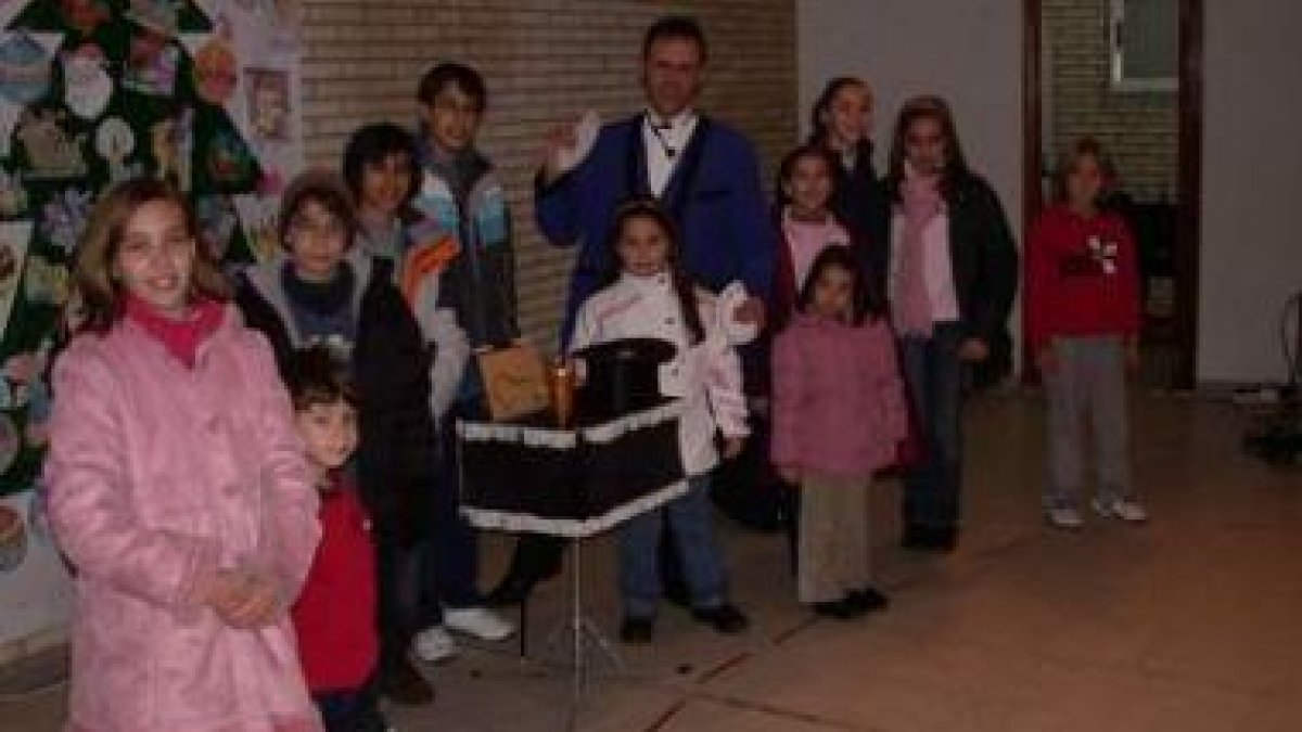 Los niños de Villadangos posaron junto al mago Andy González