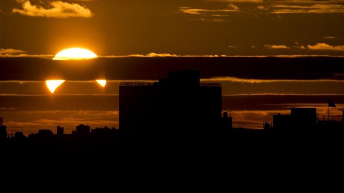 Imagen de un eclipse solar paricl visto desde el distrito de Queens, en Nueva York, en noviembre del 2013.