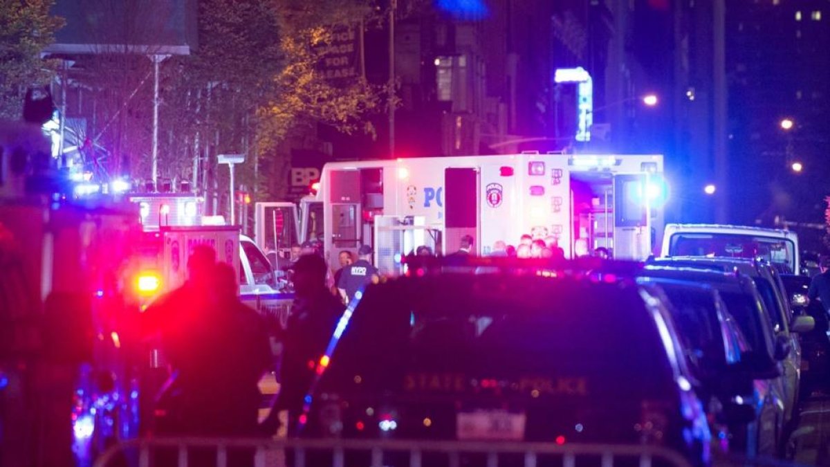Policías y equipos de emergencia, en el lugar de la explosión, en la calle 23 con la Sexta Avenida, en el barrio de Chelsea (Nueva York).