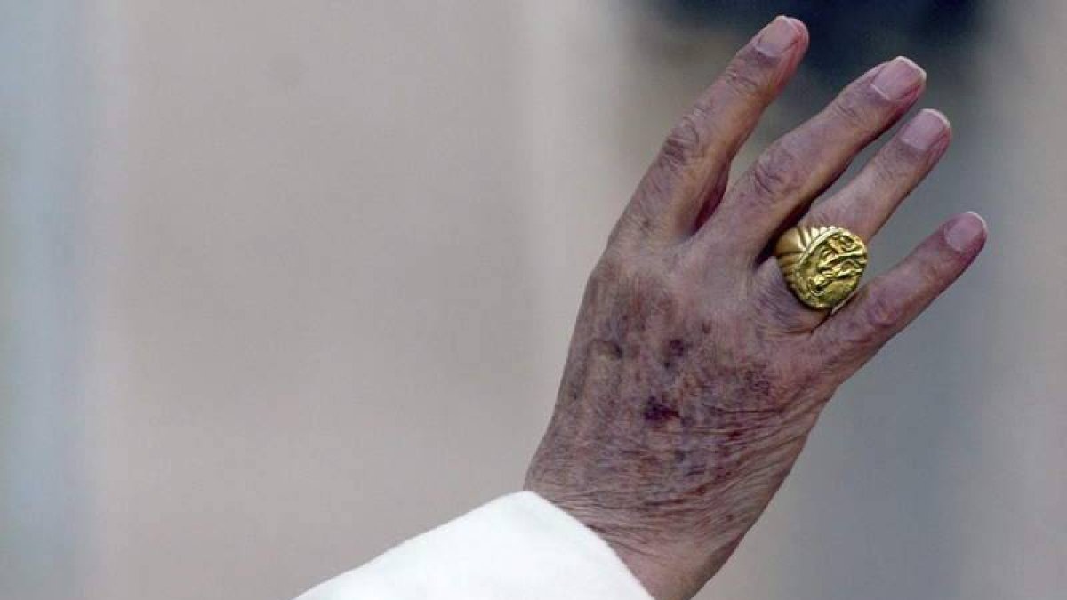 Benedicto ayer, con su anillo.
