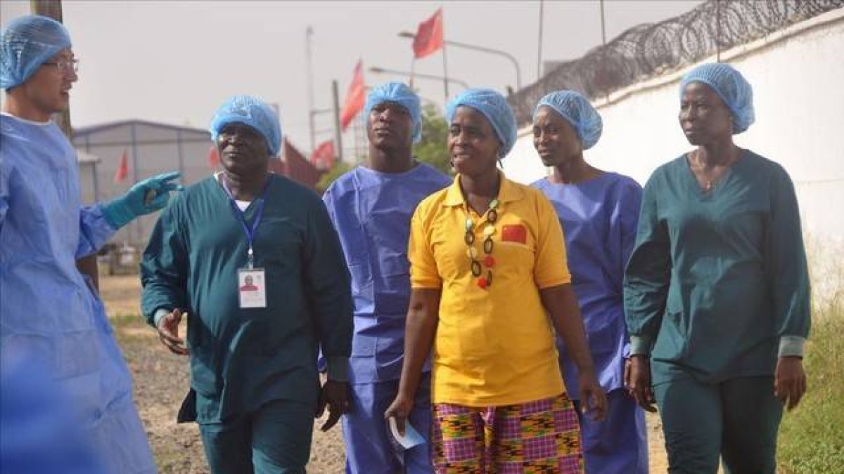 Beatrice Yardolo, la última paciente ingresada por ébola en Liberia, abandona el hospital.