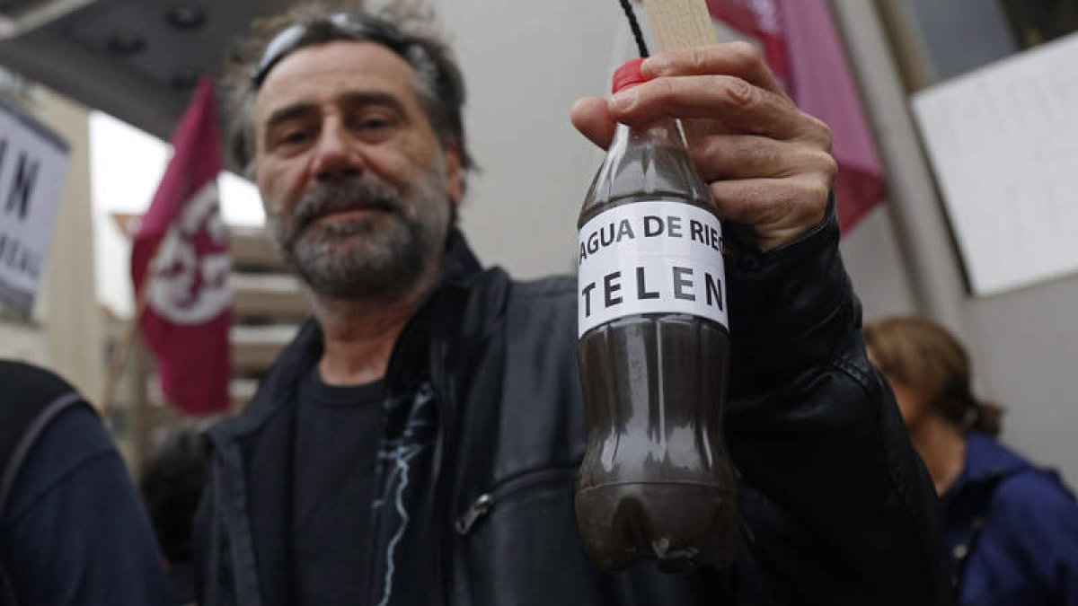 El agua de riego del Teleno, oscurecida por las cenizas del incendio. FERNANDO OTER