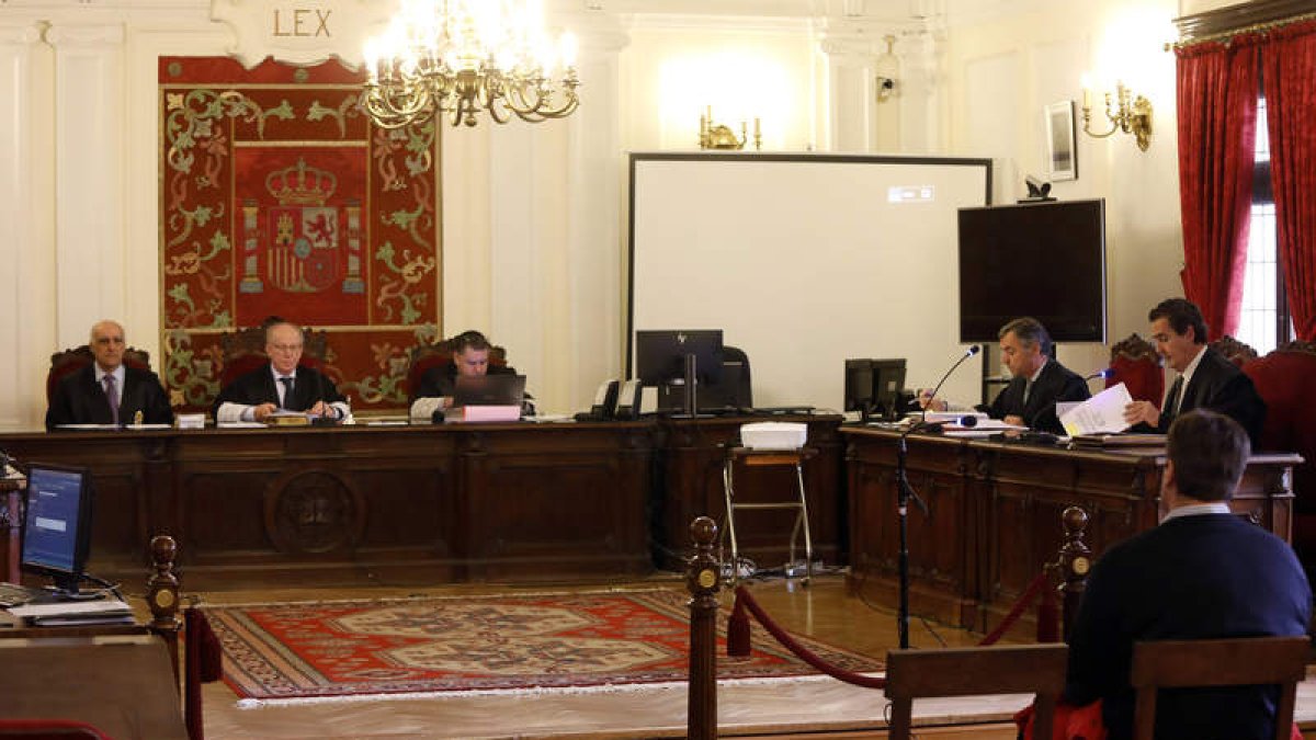 El alcalde de Cacabelos, en la vista oral que tuvo lugar en la Audiencia Provincial en León. MARCIANO PÉREZ