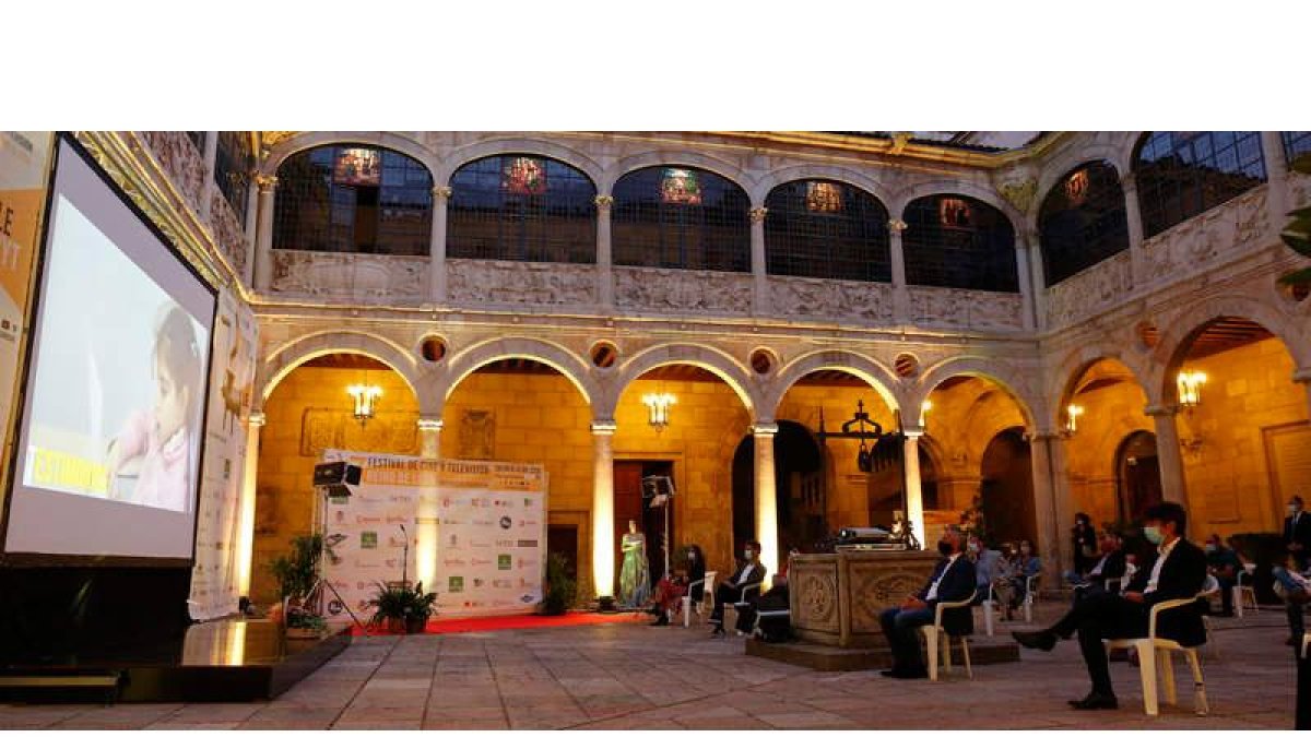 El Festival de Cine y Televisión Reino de León vivió ayer su primer acto público en forma de gala y primera proyección. FERNANDO OTERO