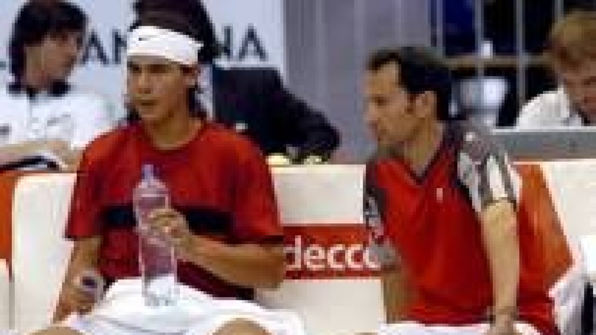 Rafael Nadal conversa con Jordi Arrese durante un partido de Copa Davis