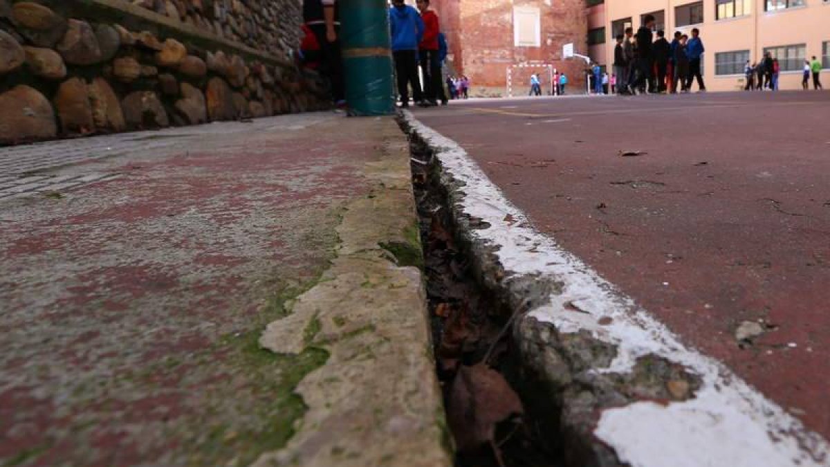 Estado del pavimento junto al muro con una arista de cemento de la muralla del instituto Legio VII.