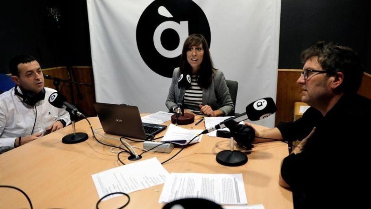 La periodista Jéssica Crespo, en el estudio de la radio pública valenciana À Punt.