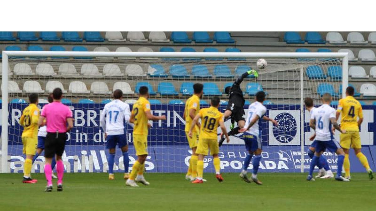 Gaspar Panadero vio cómo el larguero impedía el 1-0 justo un minuto antes de que el equipo andaluz tomase ventaja en El Toralín. L. DE LA MATA