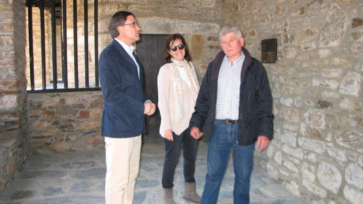 Enrique Saiz, con la restauradora María Suárez y el pedáneo de Villanueva, Daniel Benavente.