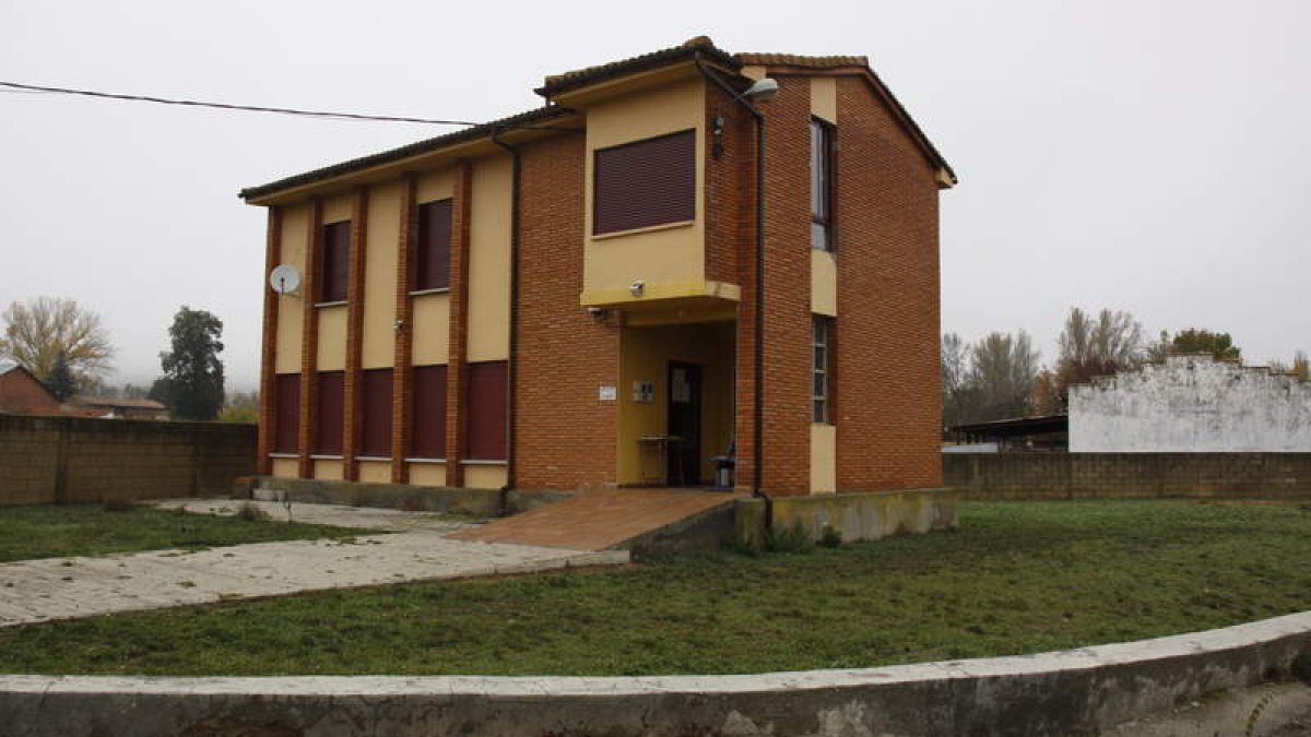 Edificio y parcela de las antiguas escuelas de Pesquera cedidas a la Junta Vecinal. CAMPOS